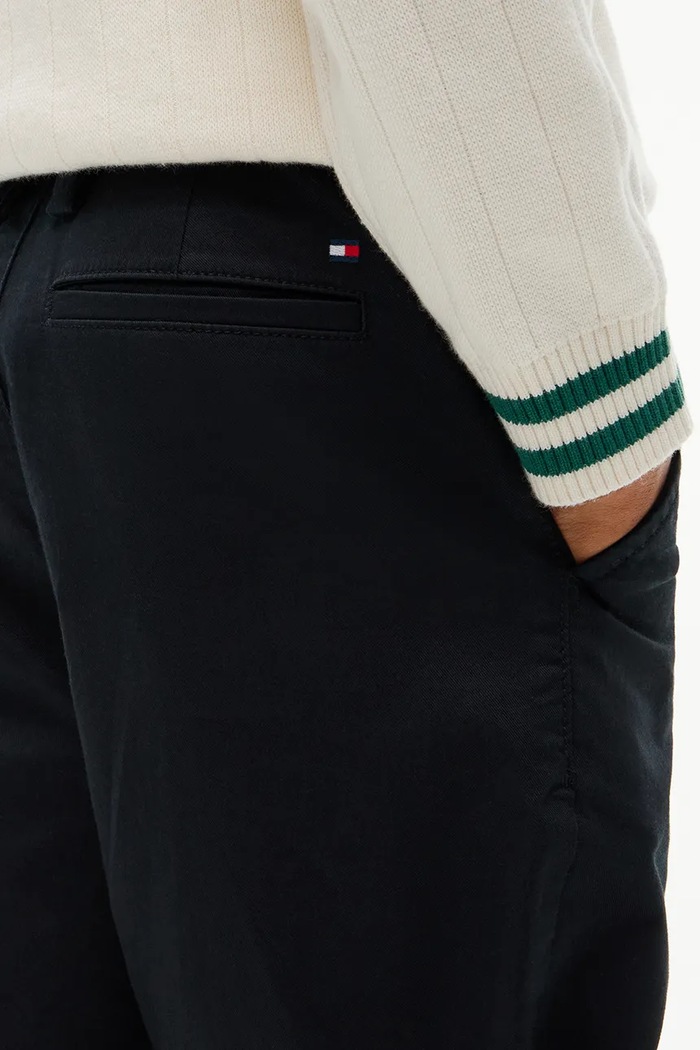 Spodnie chinos dziecięce bawełniane z elastanem Tommy Hilfiger czarny KB0KB10199.104.122.9BY2