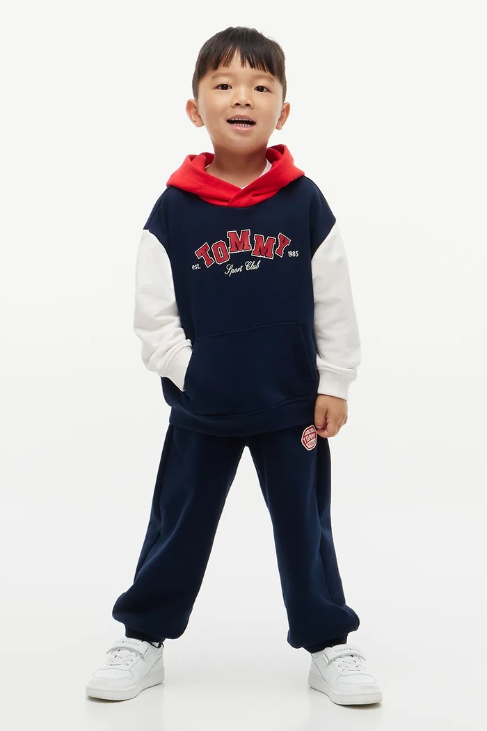Chłopiec Tommy Hilfiger spodnie dresowe dziecięce z bawełną KB0KB10726.9BY2 granatowy