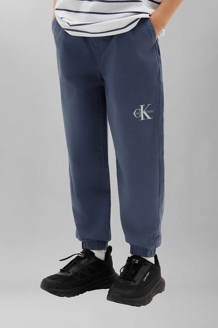 Calvin Klein Jeans Spodnie dresowe dziecięce bawełniane z elastanem niebieski LVCKTJC14B.9BY2