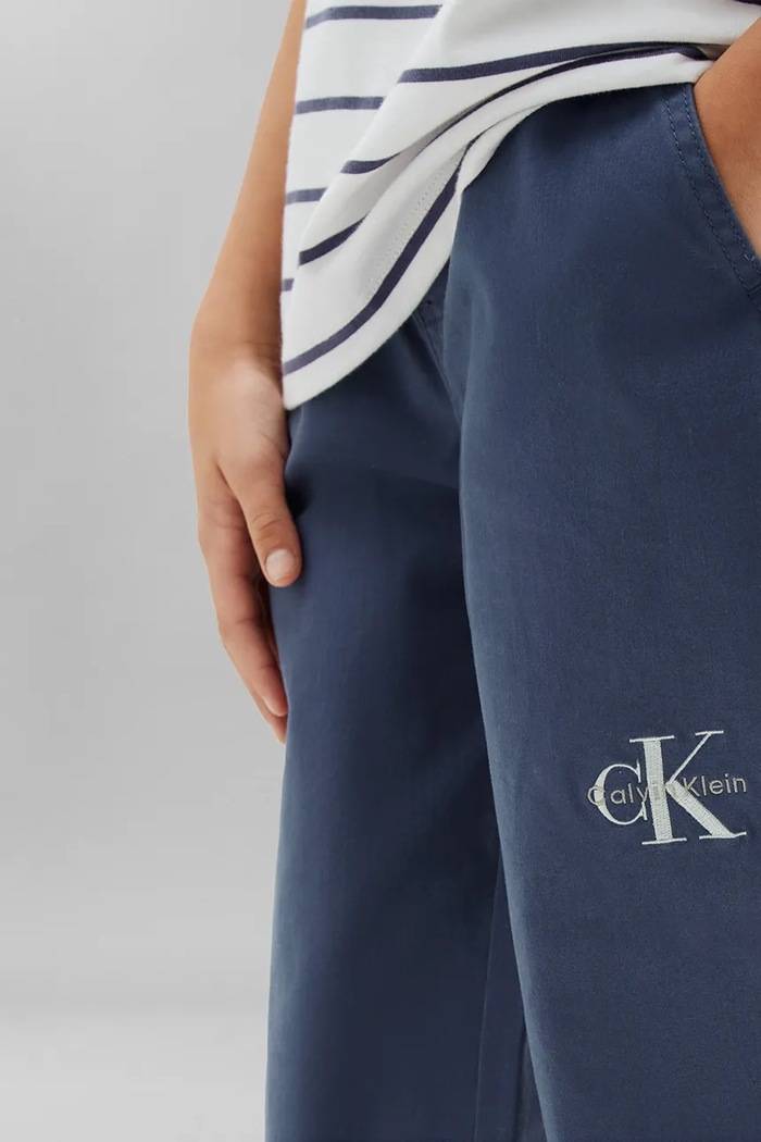 Spodnie dresowe dziecięce bawełniane z elastanem Calvin Klein Jeans LVCKTJC14B.9BY2 niebieski
