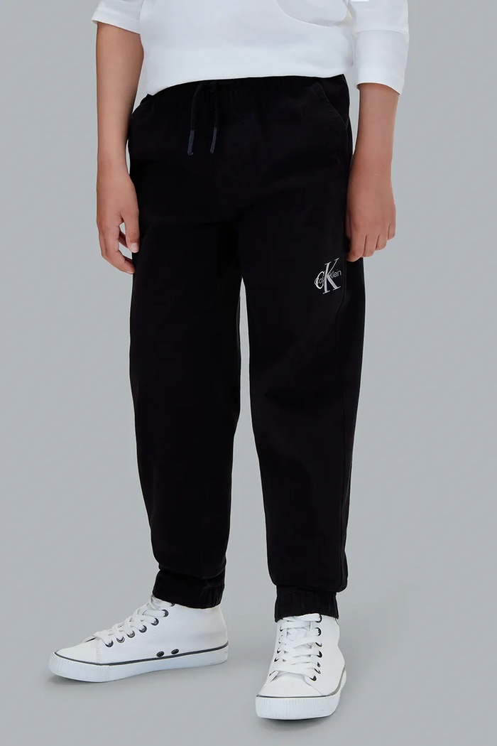 Calvin Klein Jeans spodnie dresowe dziecięce bawełniane z elastanem czarny LVCKTJC14B.9BY2