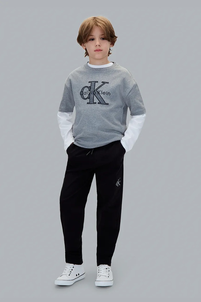 Chłopiec Calvin Klein Jeans spodnie dresowe dziecięce bawełniane z elastanem LVCKTJC14B.9BY2 czarny