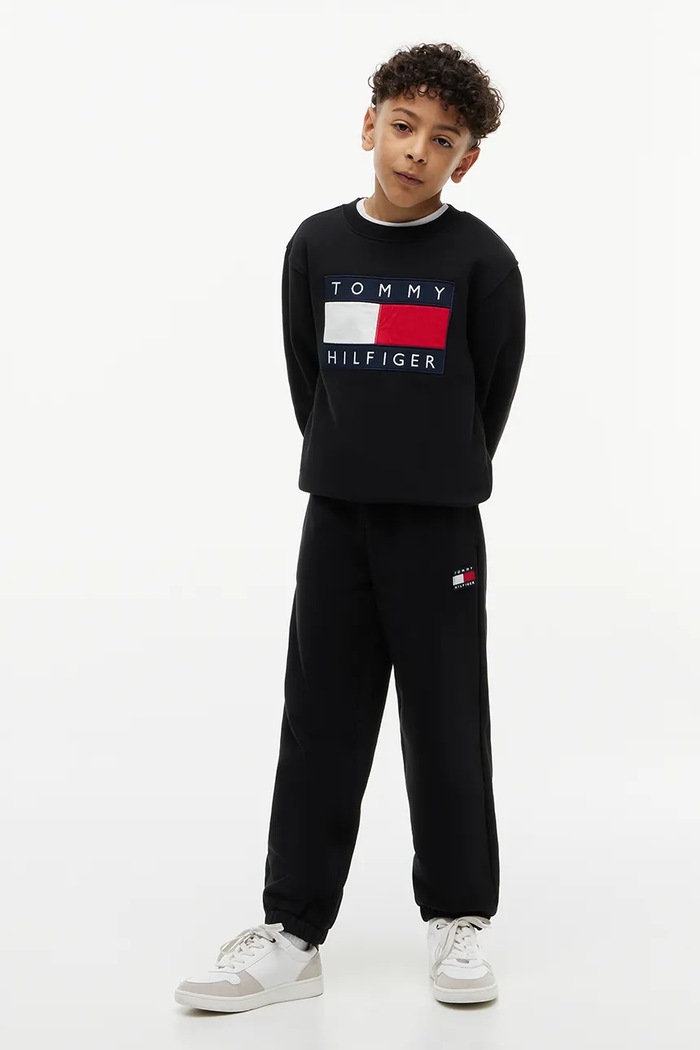 Chłopiec Tommy Hilfiger spodnie dresowe dziecięce bawełniane KS0KS00715.128.176.9BY2 czarny