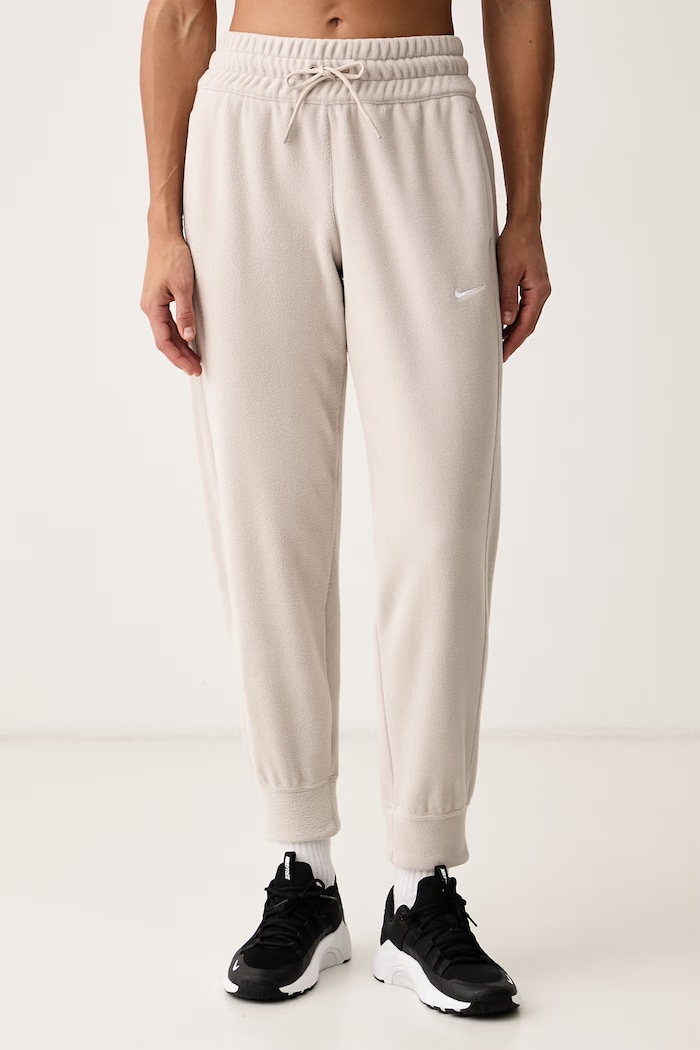 Nike Spodnie joggery damskie polarowe Nike One Therma-FIT beżowy IO1050.236