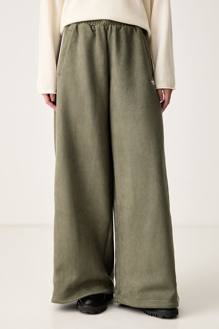 adidas Originals Spodnie wide leg damskie z imitacji zamszu Adilenium Season 6 Faux Suede zielony LH1927
