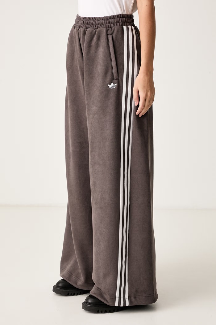 Spodnie dresowe dziecięce Adilenium Season 6 Faux Suede adidas Originals LH1925 brązowy