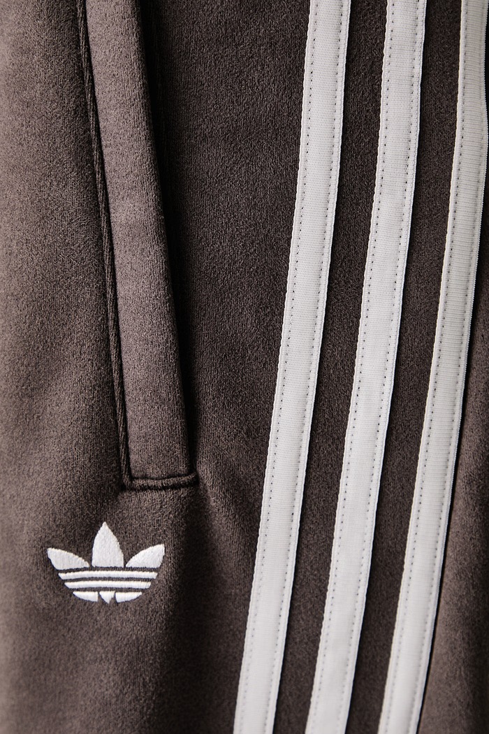 Spodnie dresowe dziecięce Adilenium Season 6 Faux Suede adidas Originals brązowy LH1925