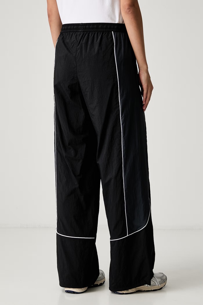 Odzież Under Armour spodnie dresowe damskie Unstoppable 6013530 czarny