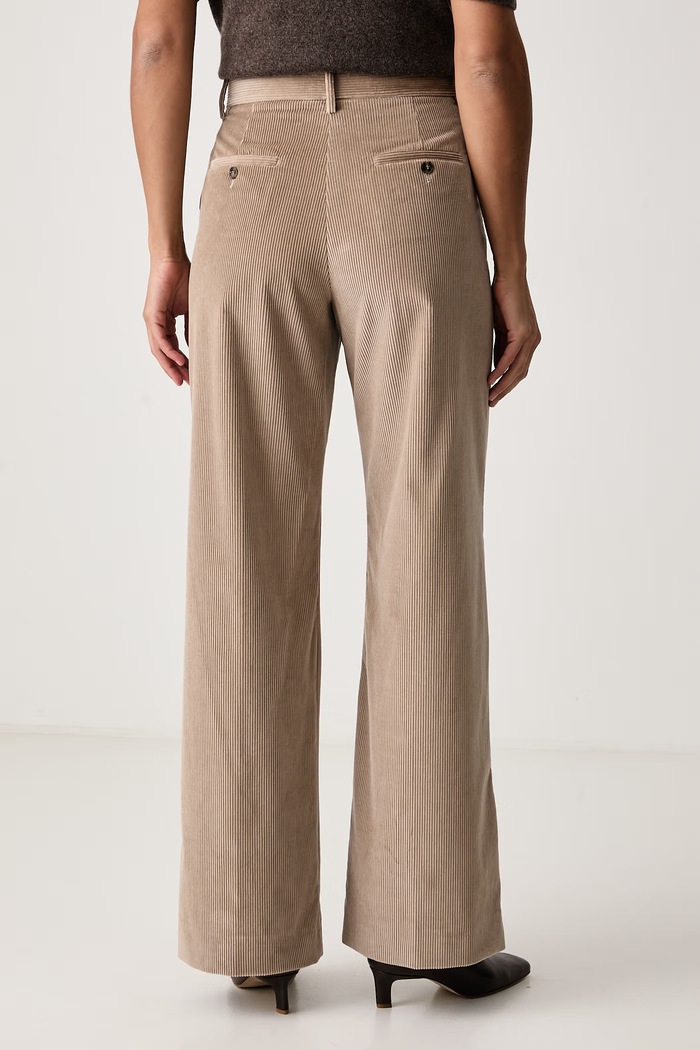 Odzież Weekend Max Mara Spodnie damskie sztruksowe WKDTANIA 2625136012600 beżowy