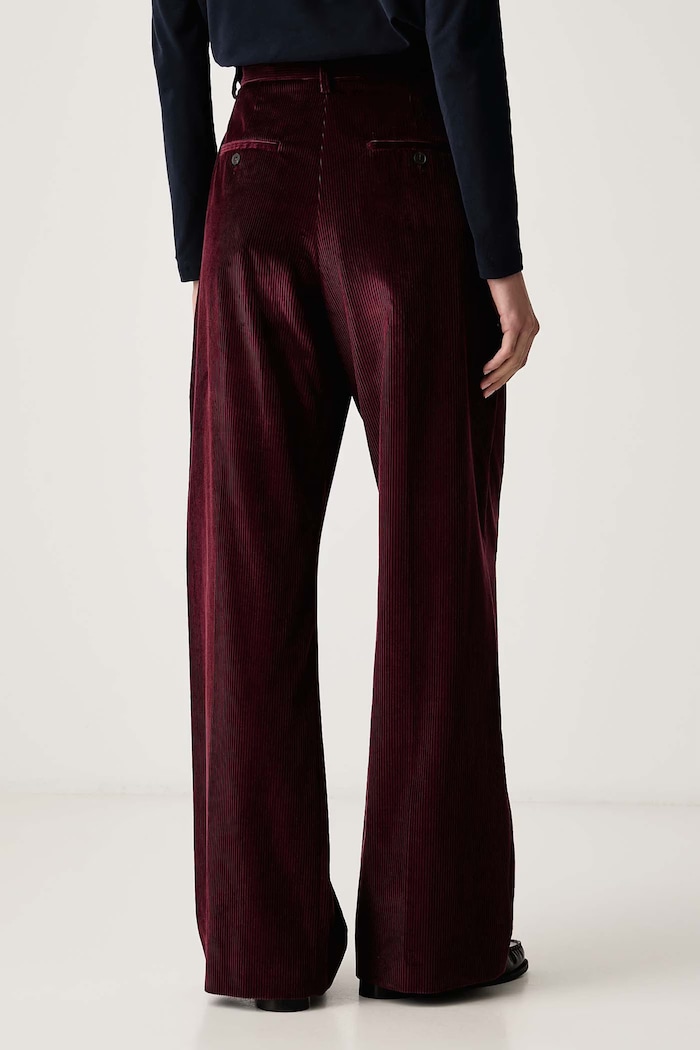 Odzież Weekend Max Mara Spodnie damskie sztruksowe WKDTANIA 2625136012600 bordowy