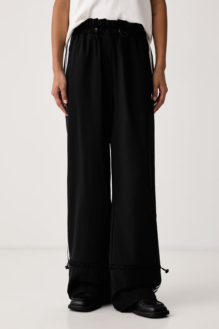 adidas Originals Spodnie dresowe damskie Micro Pleat Injection czarny LG4283