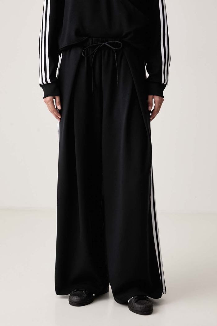 adidas Originals Spodnie dresowe damskie z wiskozą Adiluna Season 2 x Jennie czarny LD8922