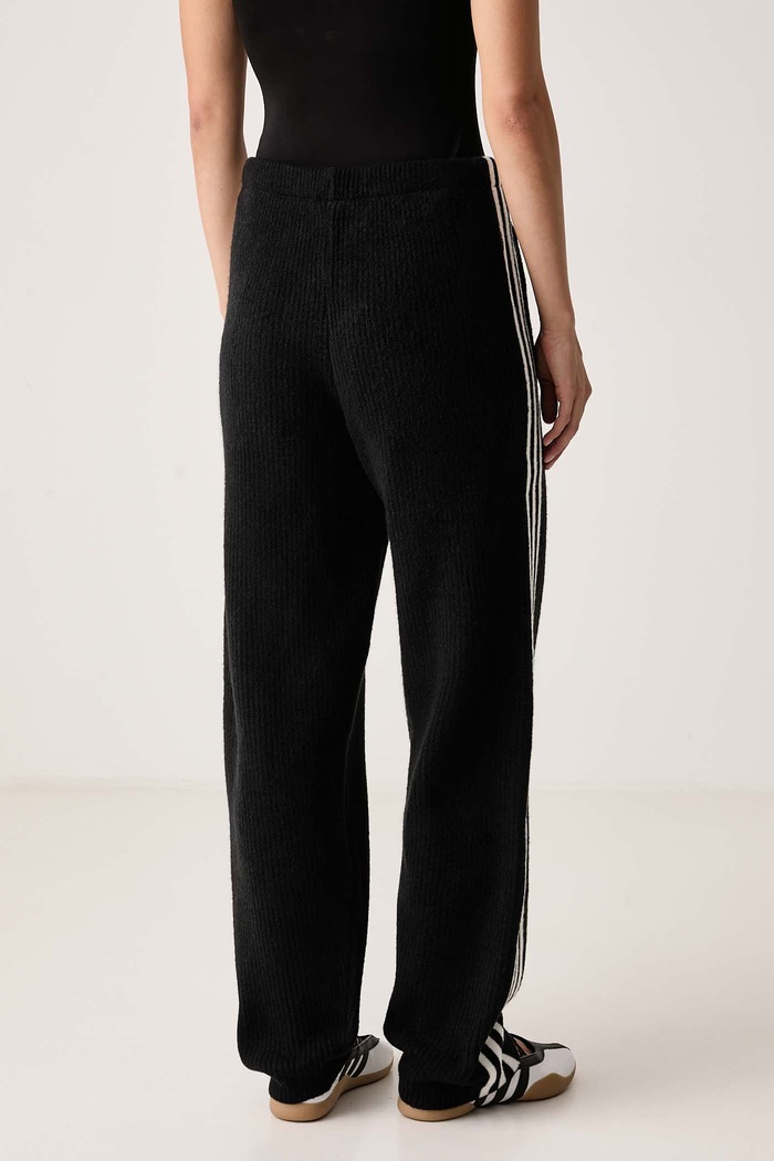 Îmbrăcăminte adidas Originals Pantaloni de trening pentru femei cu amestec de lână Adiluna Season 2 x Jennie LD8918 negru