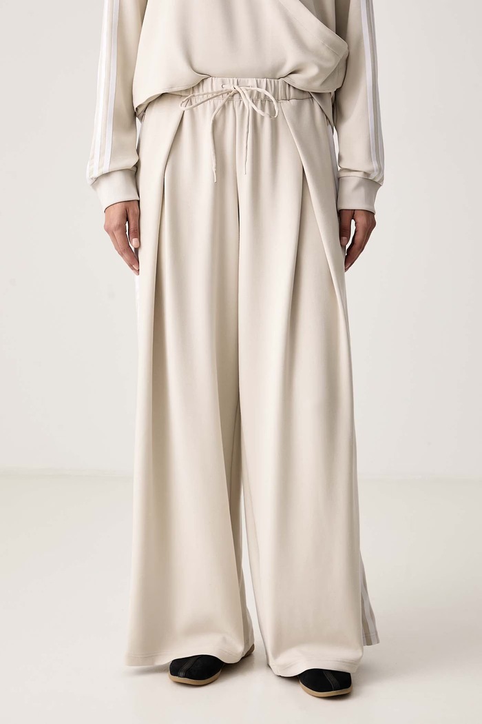 adidas Originals Spodnie wide leg damskie Adiluna Season 2 x Jennie beżowy LD4965