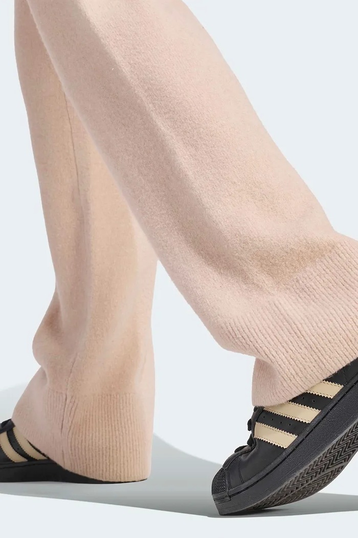 Spodnie dresowe damskie Essentials Knit adidas Originals beżowy KR9180