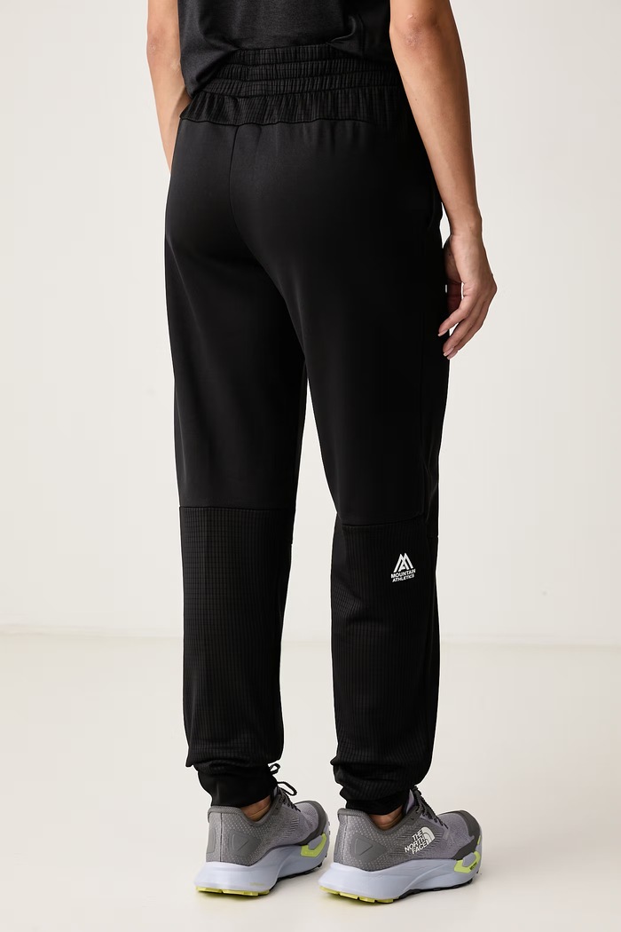 Ρούχα The North Face Παντελόνι επίσημο γυναικείο MOUNTAIN ATHLETICS NF0A8J9BJK31 μαύρο
