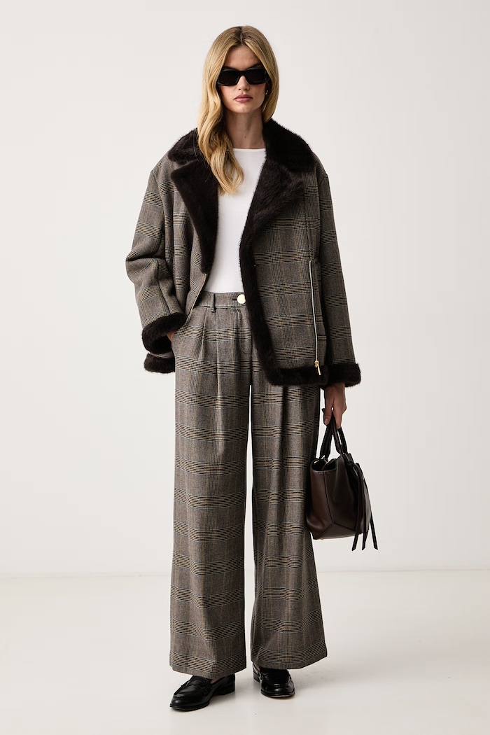 Armani Exchange Ravne hlače za žene s dodatkom vune XW002938.AF26084 smeđa AW26