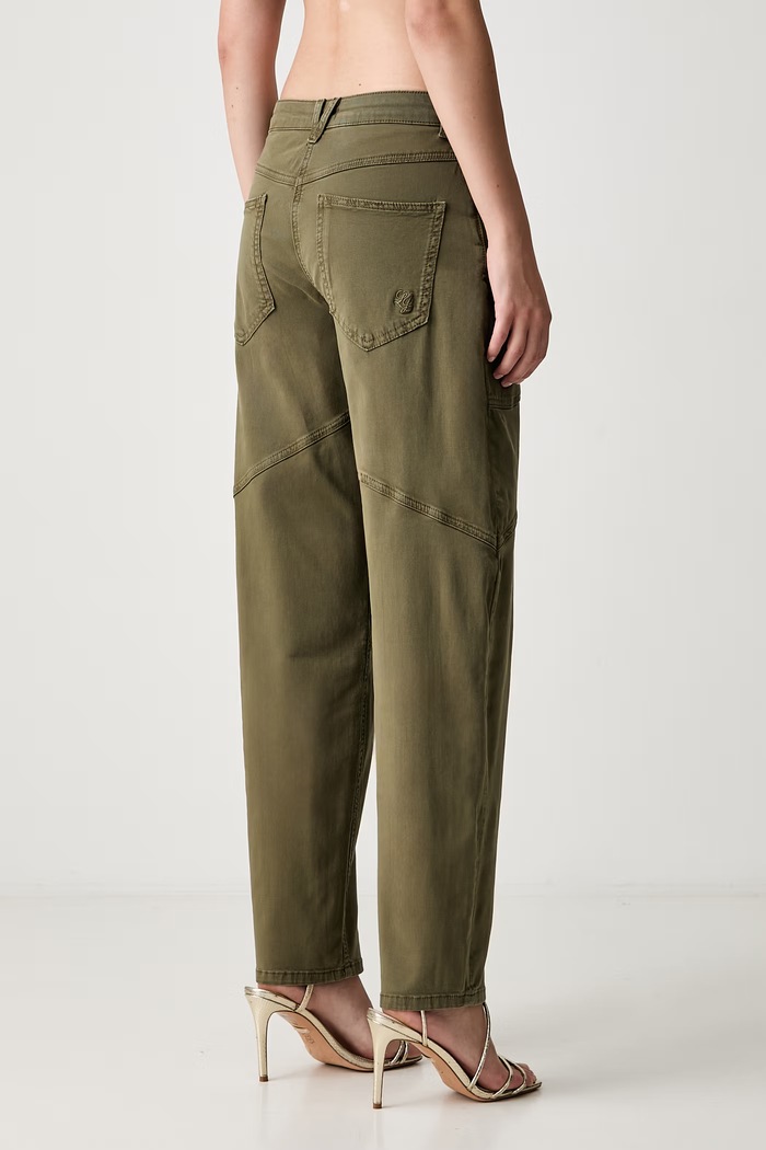 Odzież Liu Jo spodnie baggy damskie bawełniane z elastanem WF6080.T708A zielony