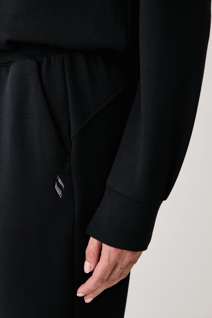 Skechers spodnie dresowe damskie z wiskozą COZY LUXE czarny PT149