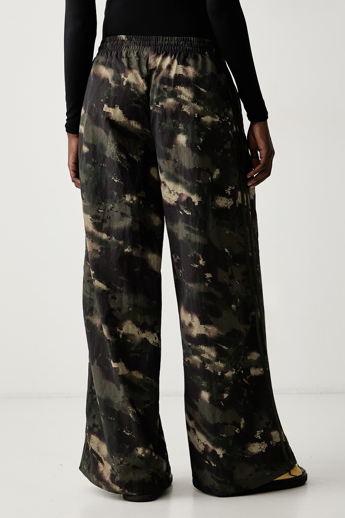Одежда adidas Originals спортивные штаны для женщин Camouflage Adilenium LF3003 зелёный