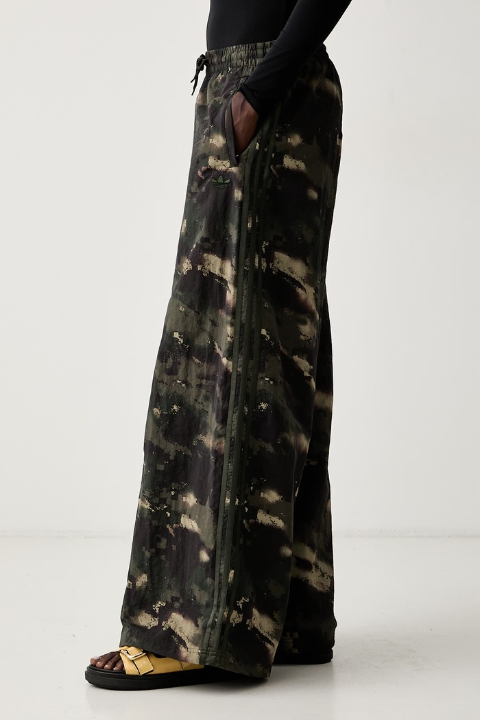 adidas Originals спортивные штаны для женщин Camouflage Adilenium зелёный LF3003