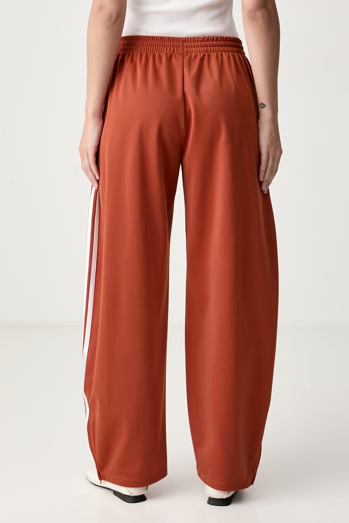 Odzież adidas Originals Spodnie dresowe damskie Firebird Barrel LF1062 pomarańczowy