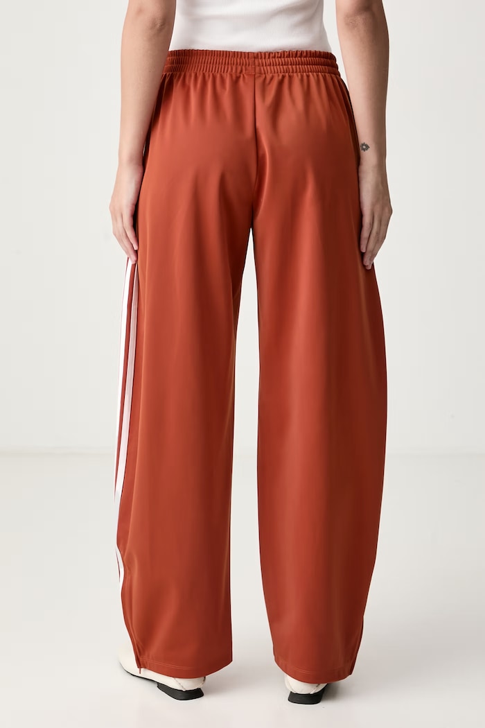 Odzież adidas Originals Spodnie dresowe damskie Firebird Barrel LF1062 pomarańczowy