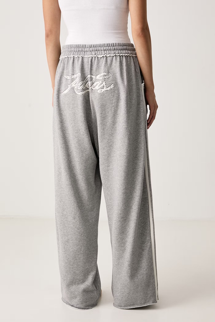 Îmbrăcăminte adidas Originals Pantaloni de trening pentru femei din bumbac LE8322 gri