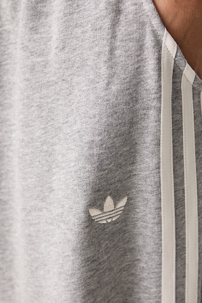 Pantaloni de trening pentru femei din bumbac adidas Originals gri LE8322
