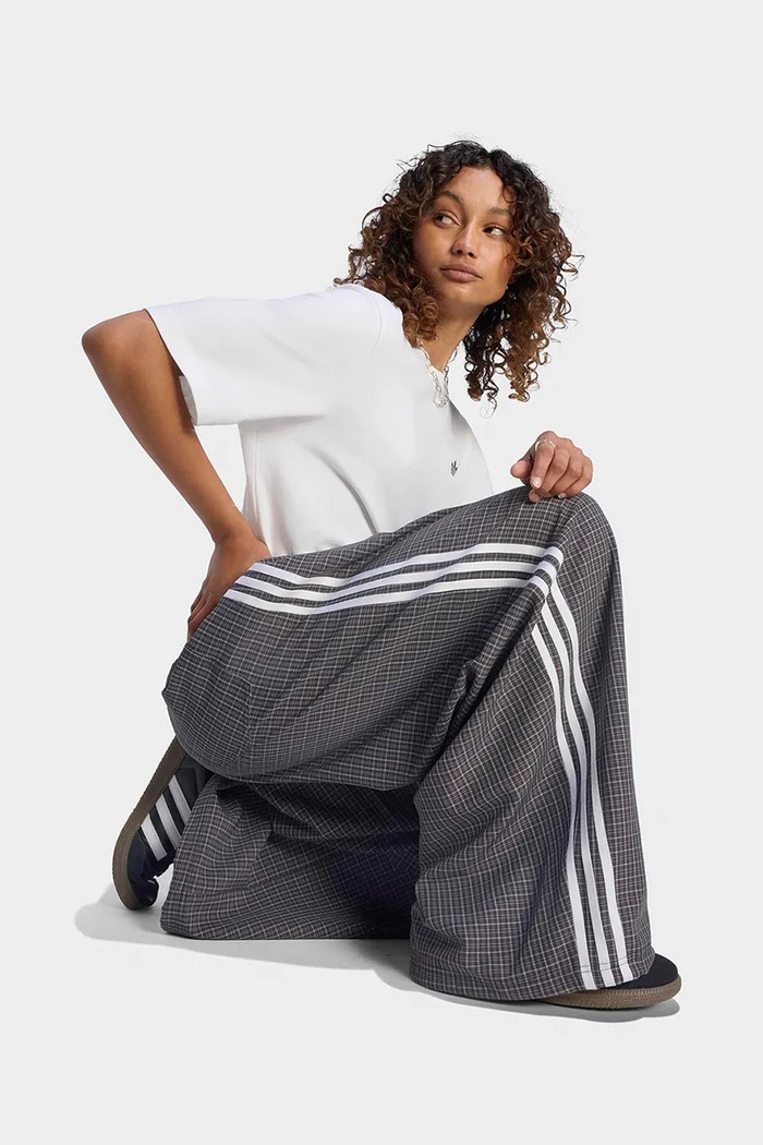 Pantaloni pentru femei Checks adidas Originals gri LD5340