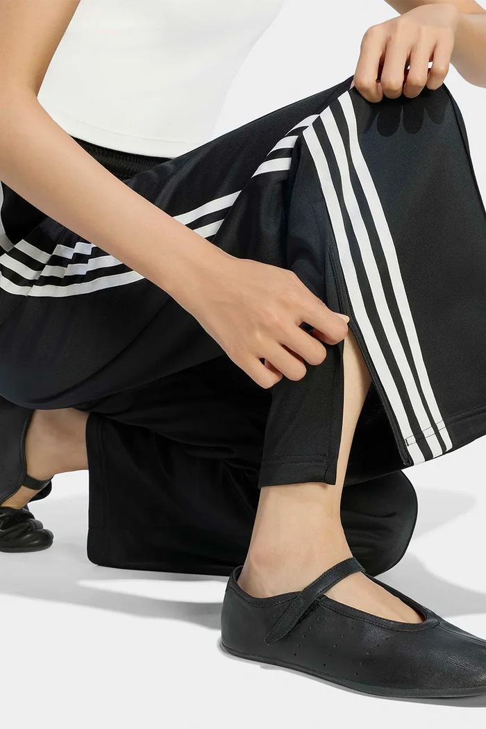 Spodnie wide leg damskie Pleated Firebird adidas Originals czarny LG4302