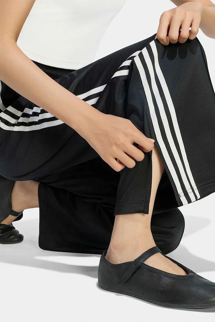 Spodnie wide leg damskie Pleated Firebird adidas Originals czarny LG4302