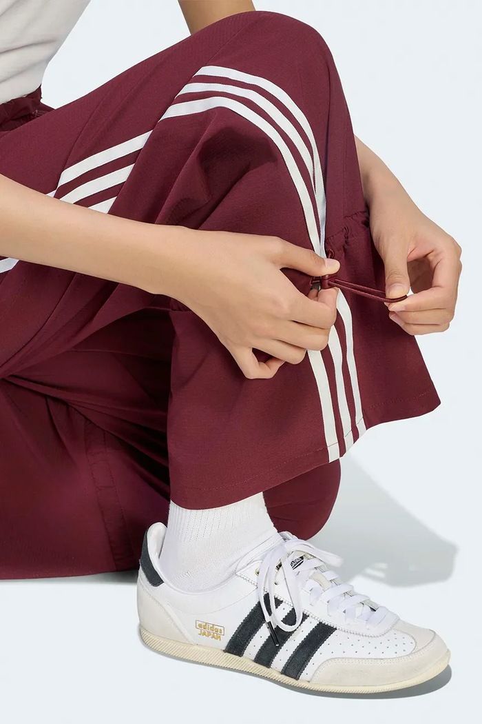 Spodnie dresowe damskie Nylon Paper Bag adidas Originals bordowy LG4281