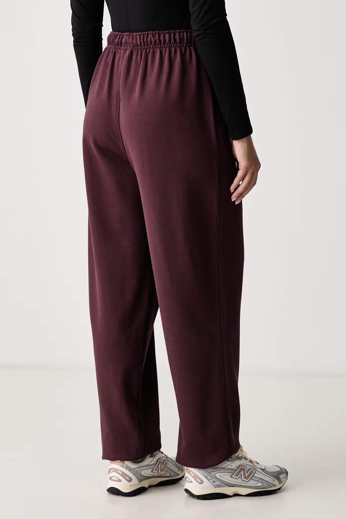 Odzież New Balance Spodnie dresowe damskie bawełniane WP41513YLR bordowy