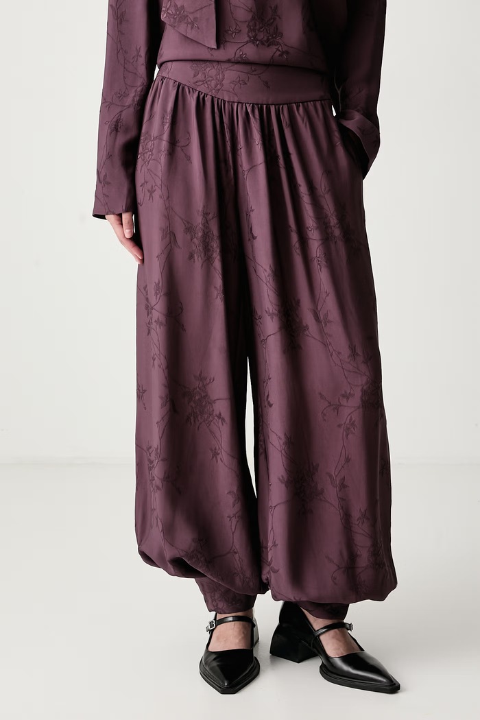 Stine Goya Spodnie damskie z wiskozy bordowy SG.AW26.P192.2548