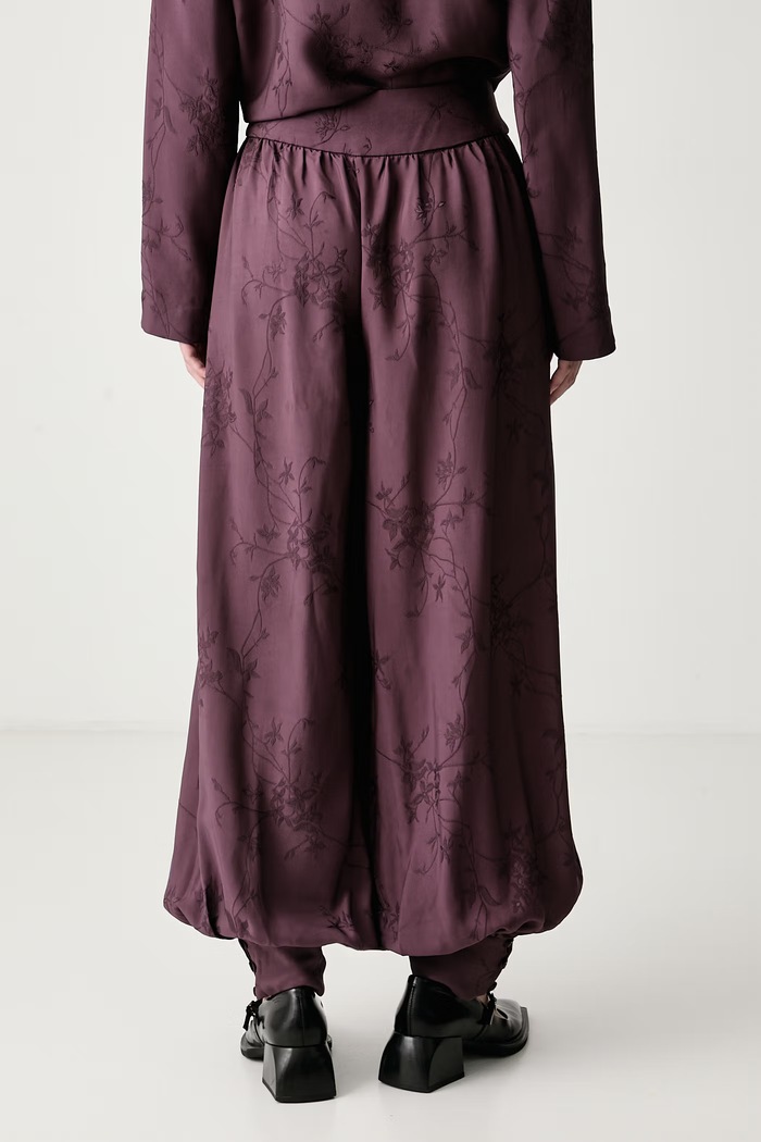 Odzież Stine Goya Spodnie damskie z wiskozy SG.AW26.P192.2548 bordowy