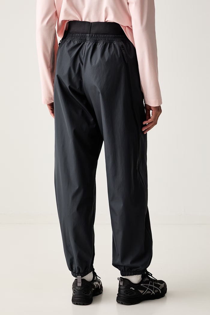 Odzież adidas by Stella McCartney spodnie joggery damskie KR6253 czarny