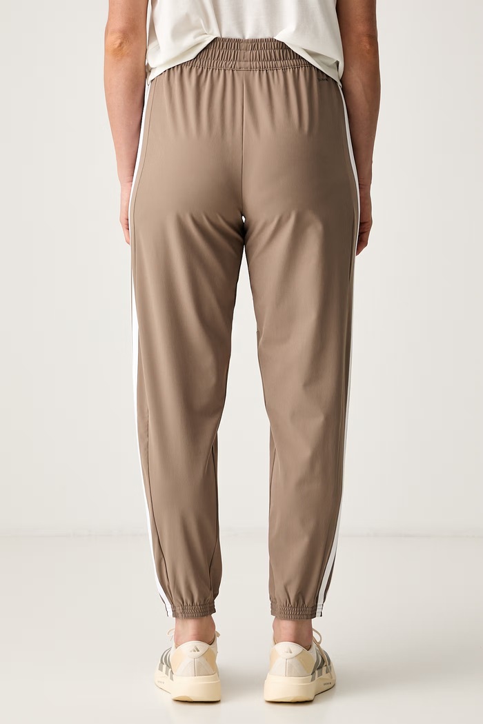 Odzież adidas Performance spodnie treningowe damskie Essentials KT3790 beżowy