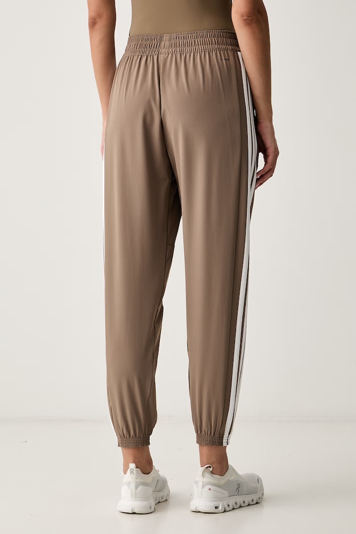 Odzież adidas Performance spodnie treningowe damskie Essentials KT3790 zielony