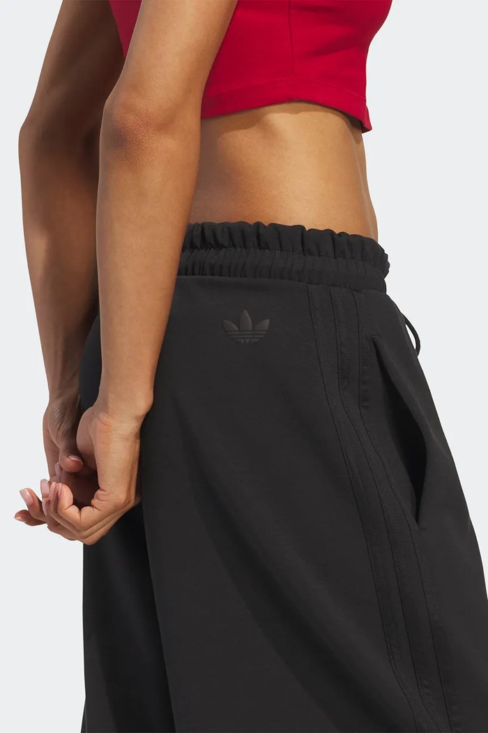 Pantaloni da tuta da donna con l'aggiunta di lyocell Barrel adidas Originals KY9265 nero