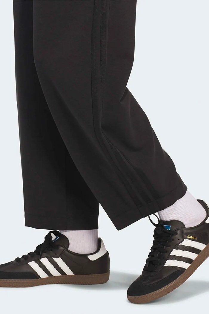 Pantaloni da tuta da donna con l'aggiunta di lyocell Barrel adidas Originals nero KY9265