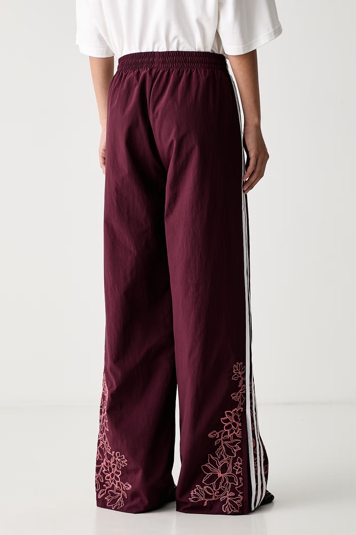 Odzież adidas Originals spodnie dresowe damskie Floral Firebird KX1878 bordowy