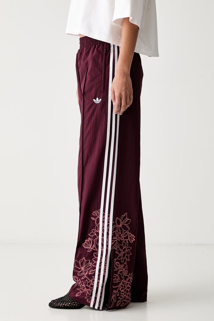 adidas Originals spodnie dresowe damskie Floral Firebird bordowy KX1878
