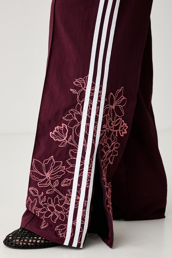 adidas Originals spodnie dresowe damskie Floral Firebird KX1878 bordowy