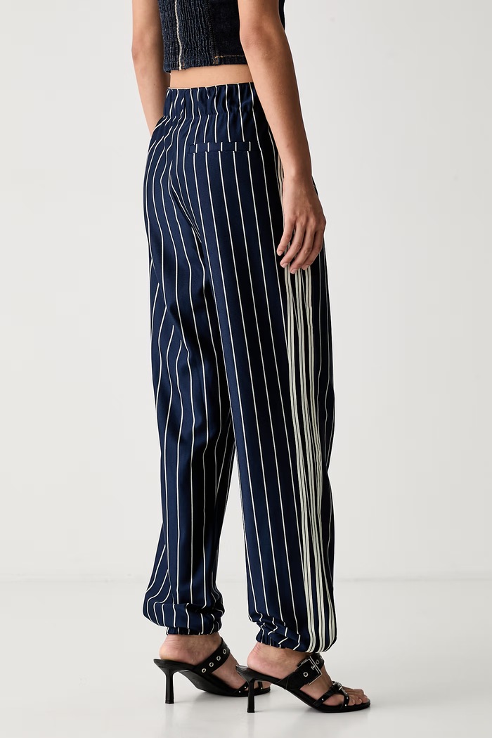Odzież adidas Originals spodnie dresowe damskie Firebird KR7037 granatowy