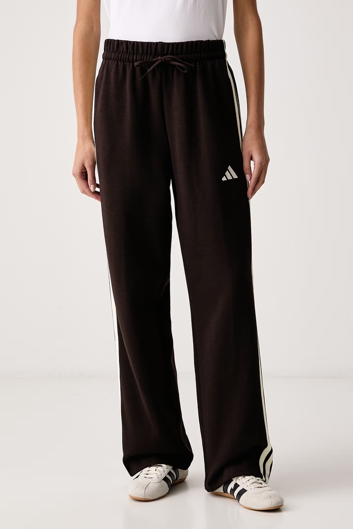 adidas Spodnie dresowe damskie z bawełną Essentials brązowy KX0790