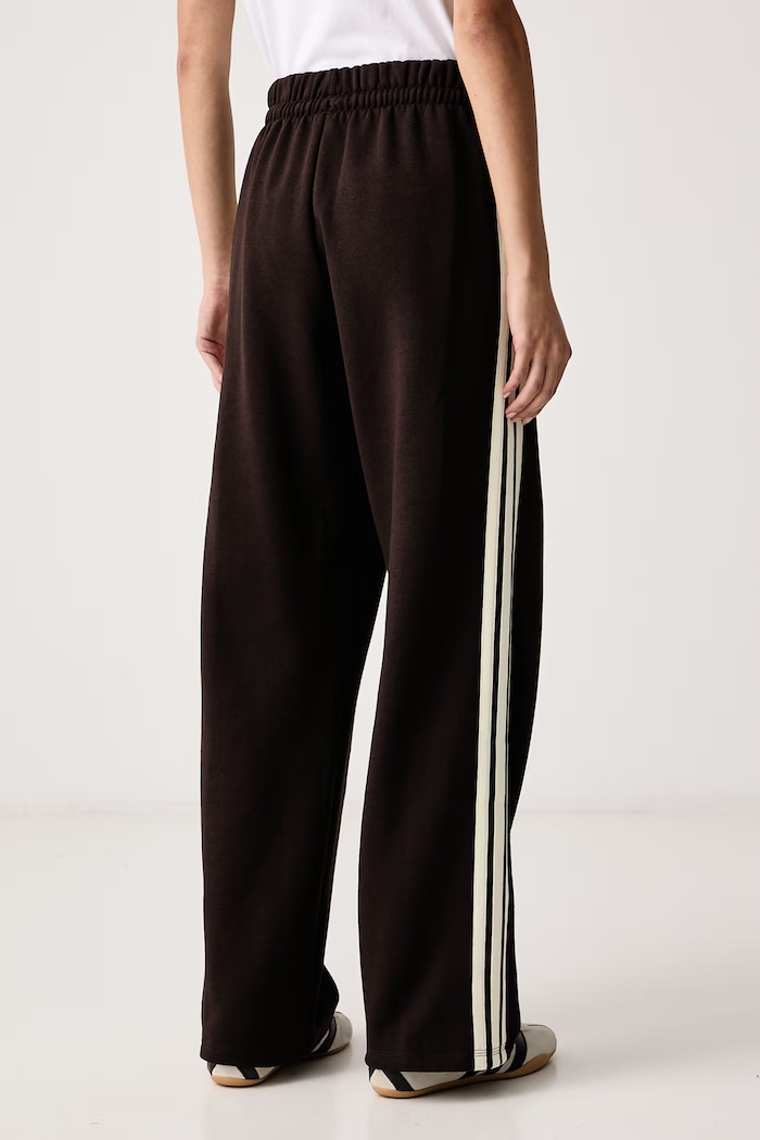 Odzież adidas Spodnie dresowe damskie z bawełną Essentials KX0790 brązowy