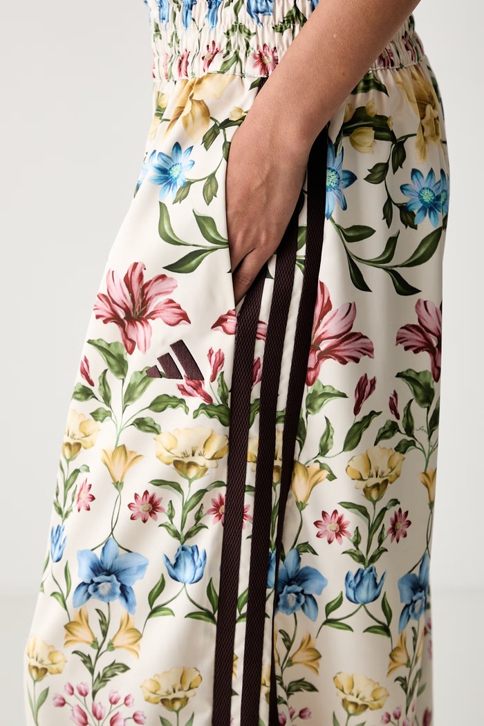 adidas spodnie wide leg damskie x Farm Rio beżowy KZ5537