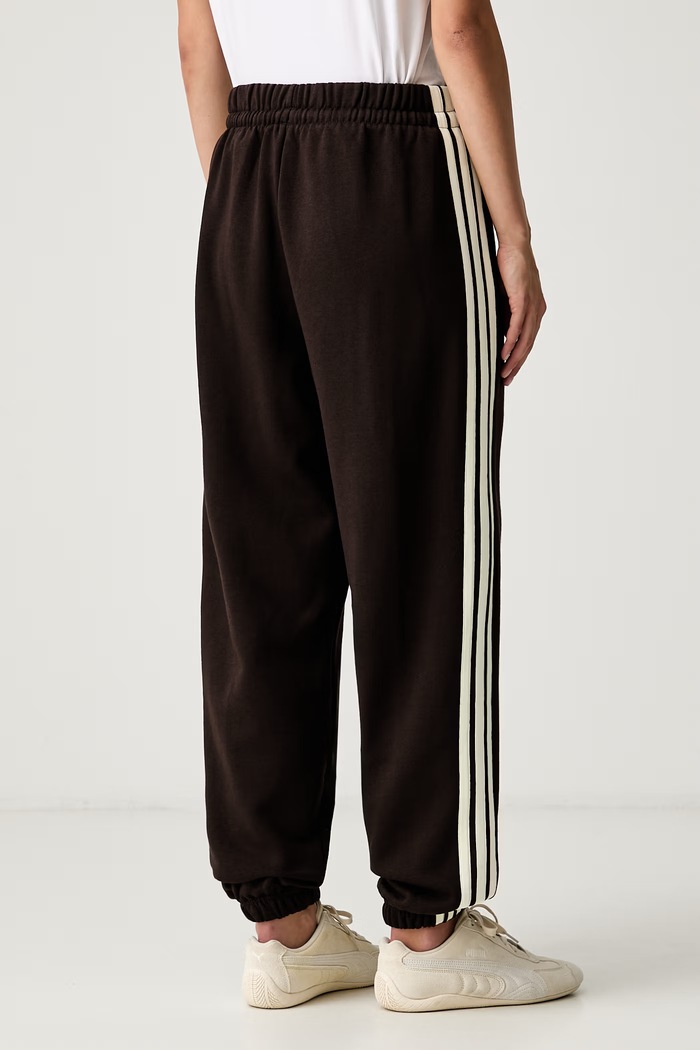 Odzież adidas spodnie dresowe damskie z bawełną Essentials KX0789 brązowy