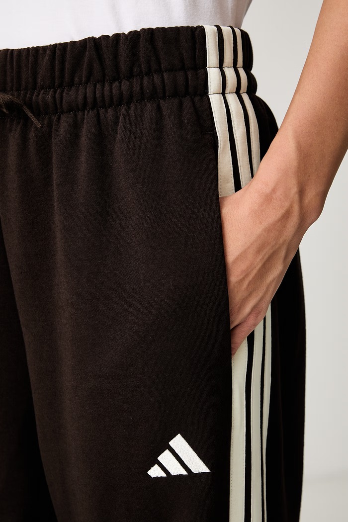 adidas spodnie dresowe damskie z bawełną Essentials brązowy KX0789